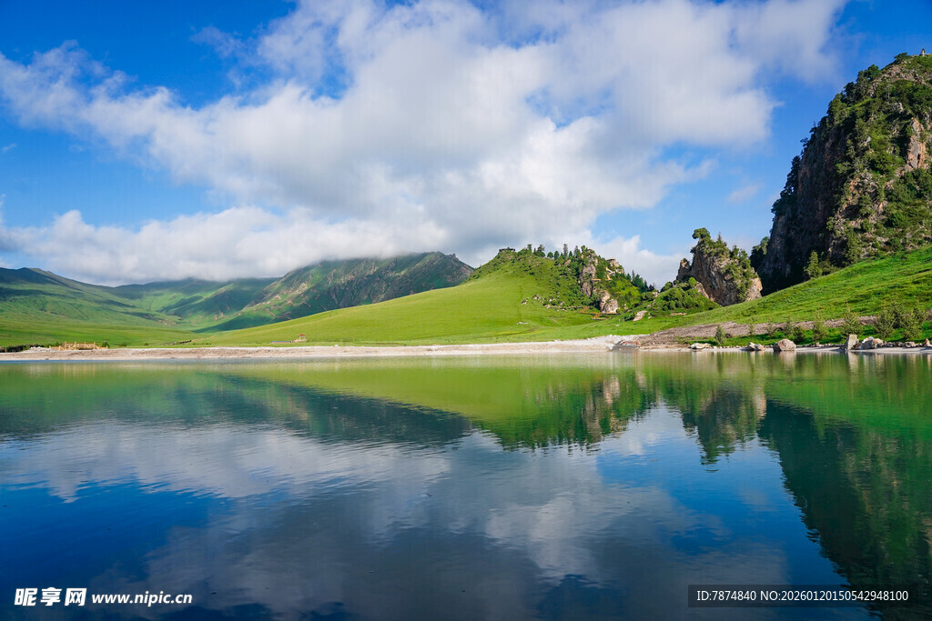 秀丽湖山美景倒映如画