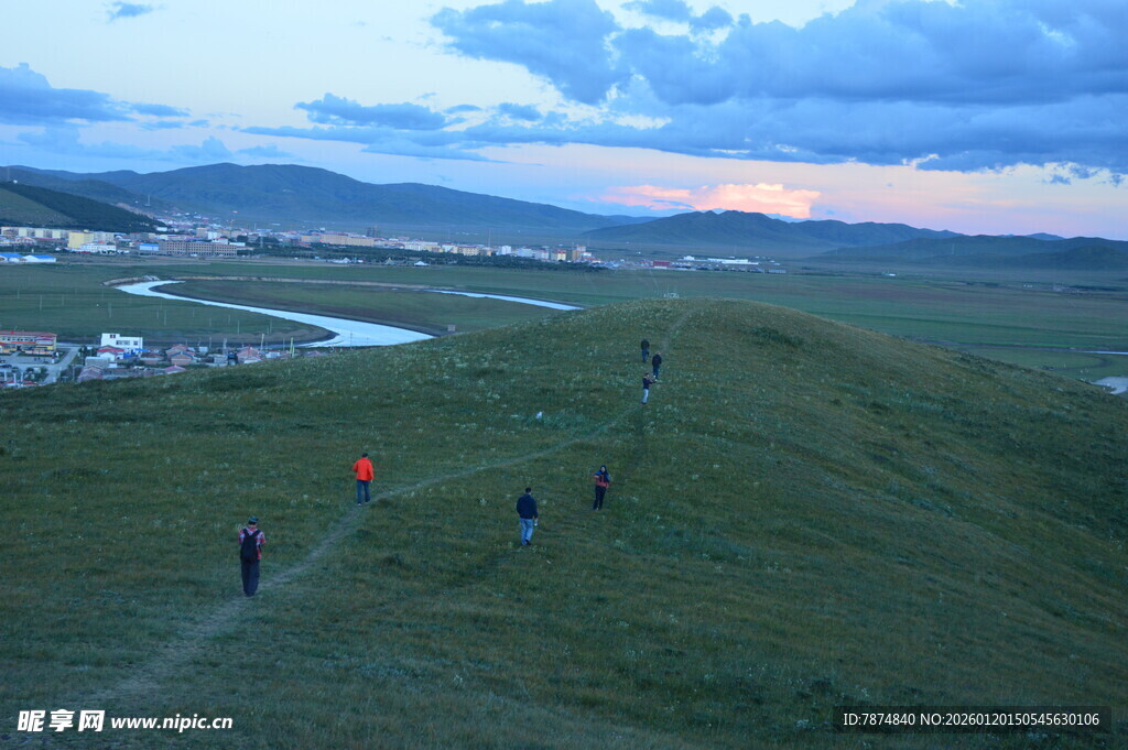 草原暮色中漫步的人群