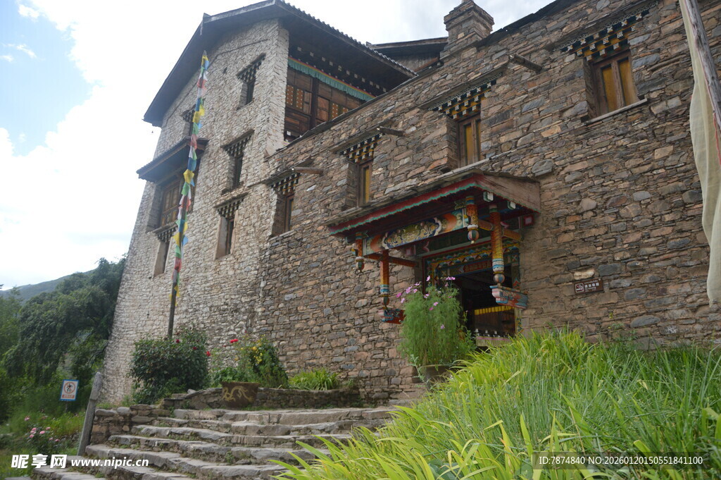 古老石砌建筑与周边绿植