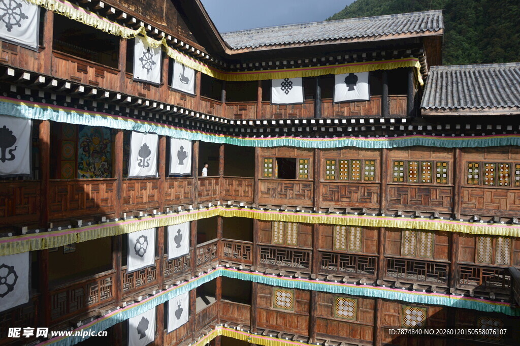 传统多层木质建筑庭院