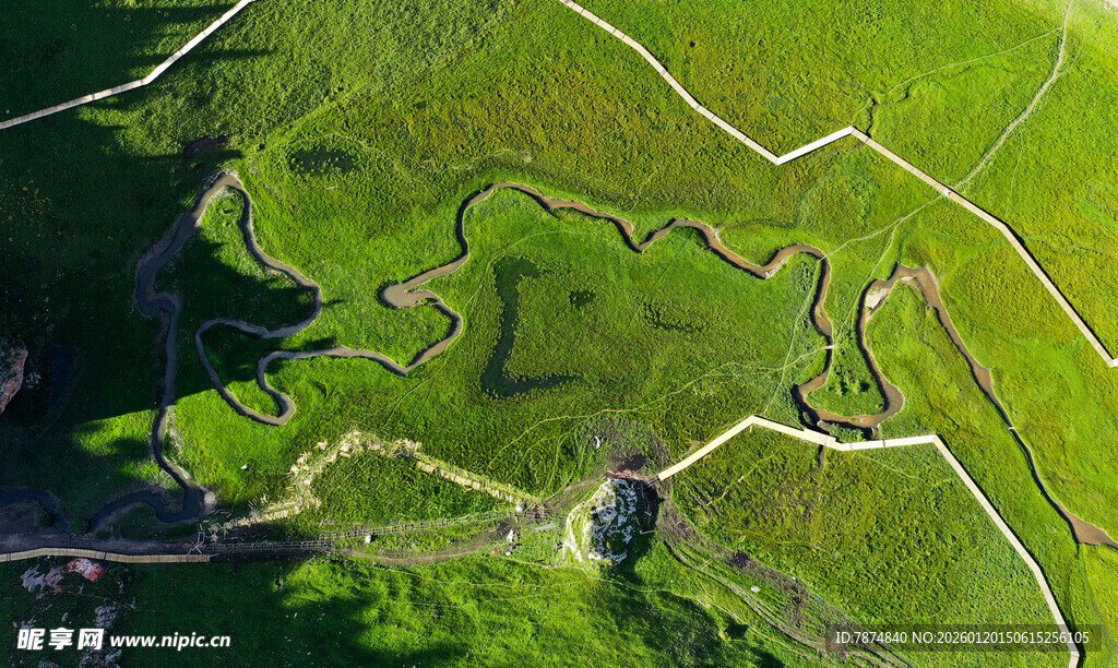 空中俯瞰翠绿蜿蜒山地