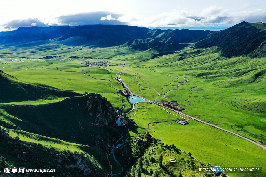 广袤草原山谷壮丽风光