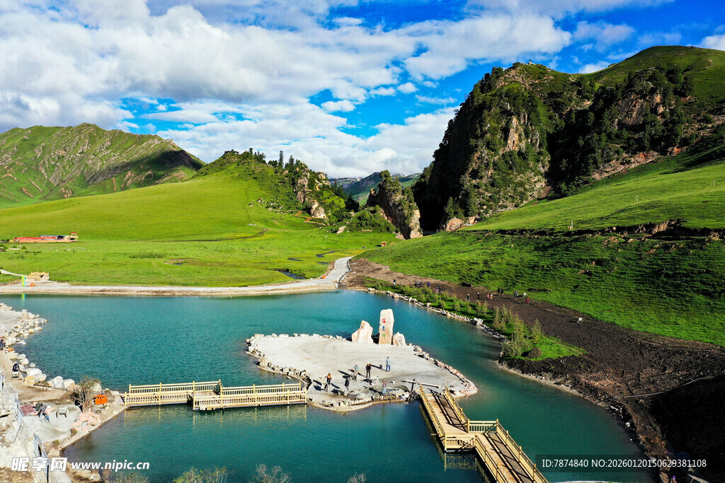 高山湖畔的美丽建筑景观