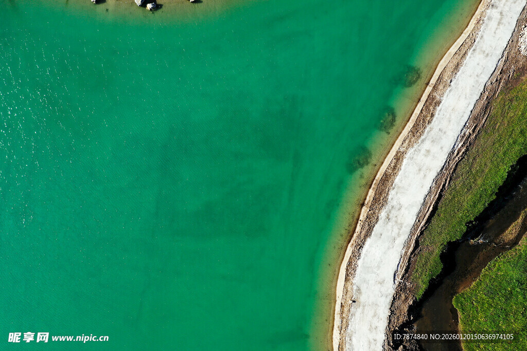 翠绿湖水与岸边景致