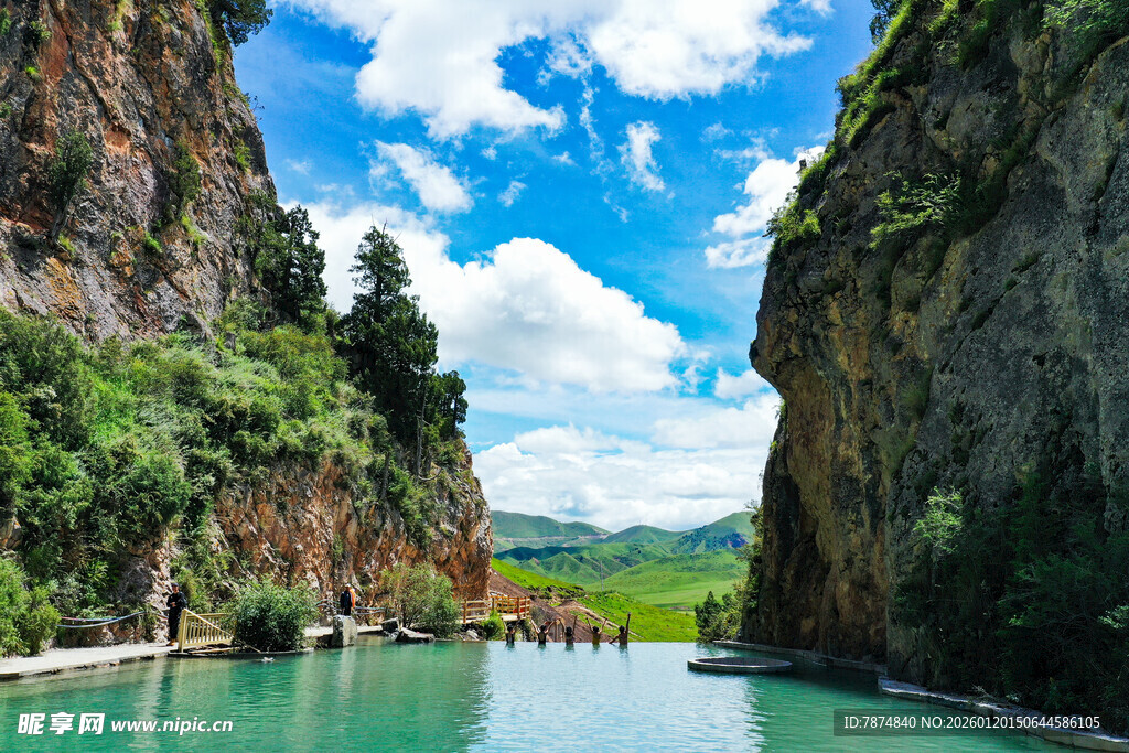 峡谷碧水间的自然美景