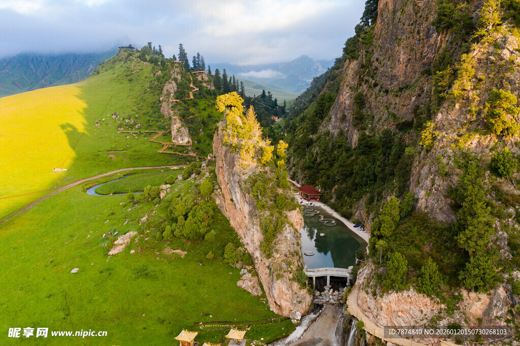 山间峡谷中的壮美风景