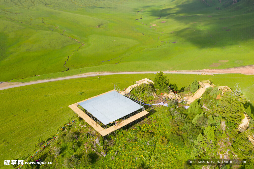 山顶小屋俯瞰绿野风光