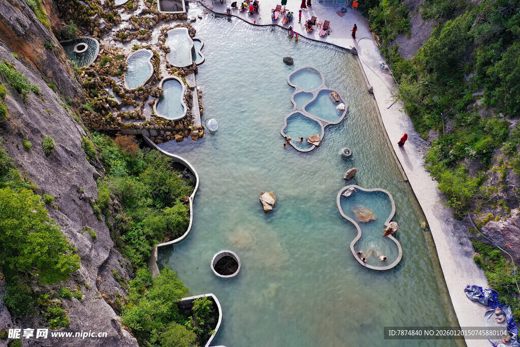 峡谷中的水上蜿蜒乐园