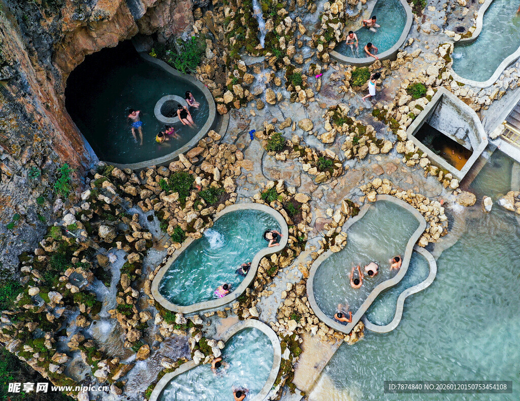 空中俯瞰美丽度假泳池景观