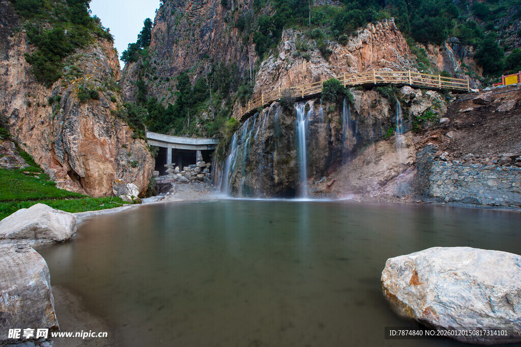 山间瀑布下的静谧水域