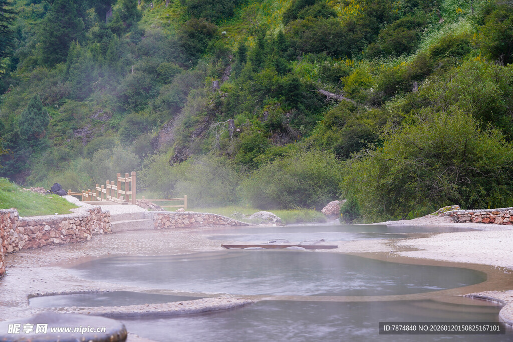 山间温泉池 氤氲自然景
