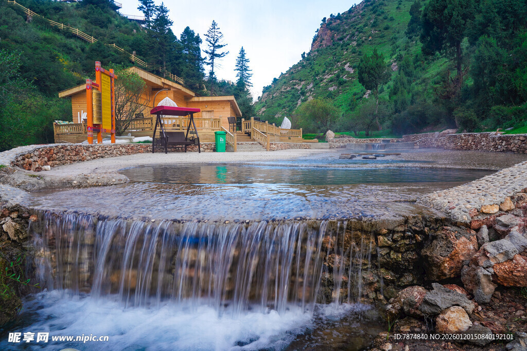 山间流水景观 自然之美