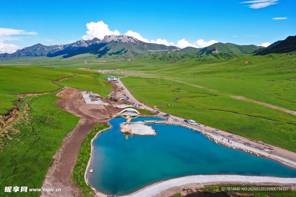 高山下的碧绿湖泊与草地