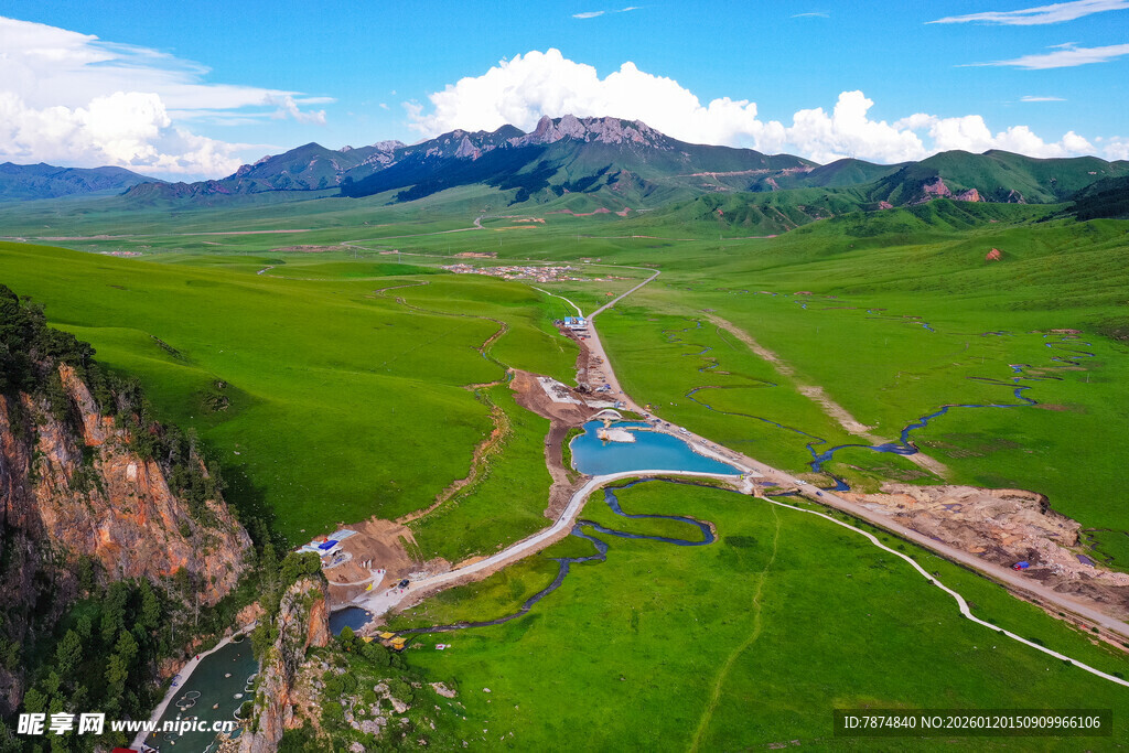 草原河谷壮丽风光