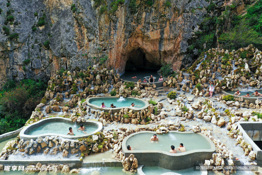 山间洞穴旁的奇幻温泉景观