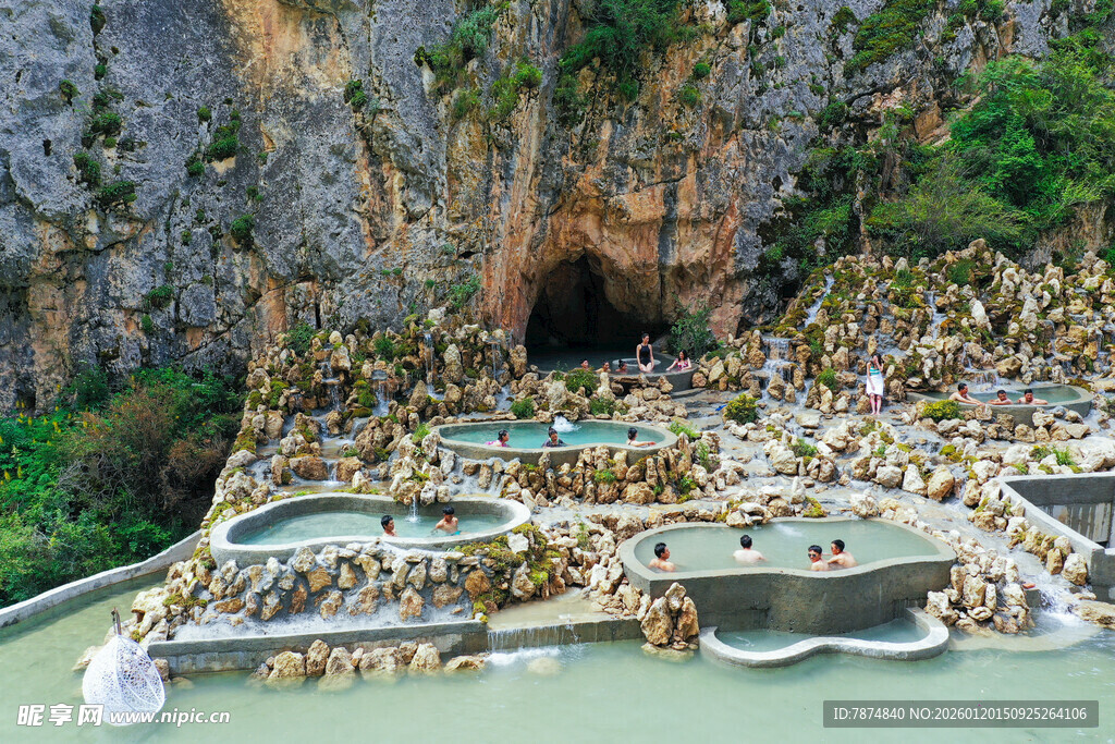 天然温泉胜地 游客云集