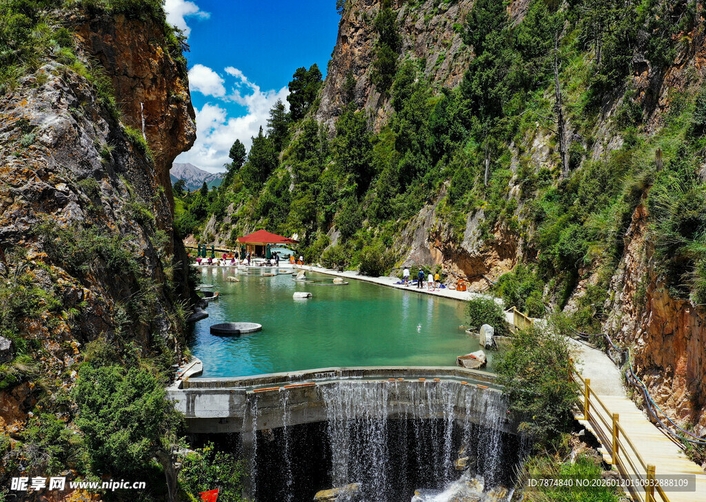 山间绿水旁的壮观水坝