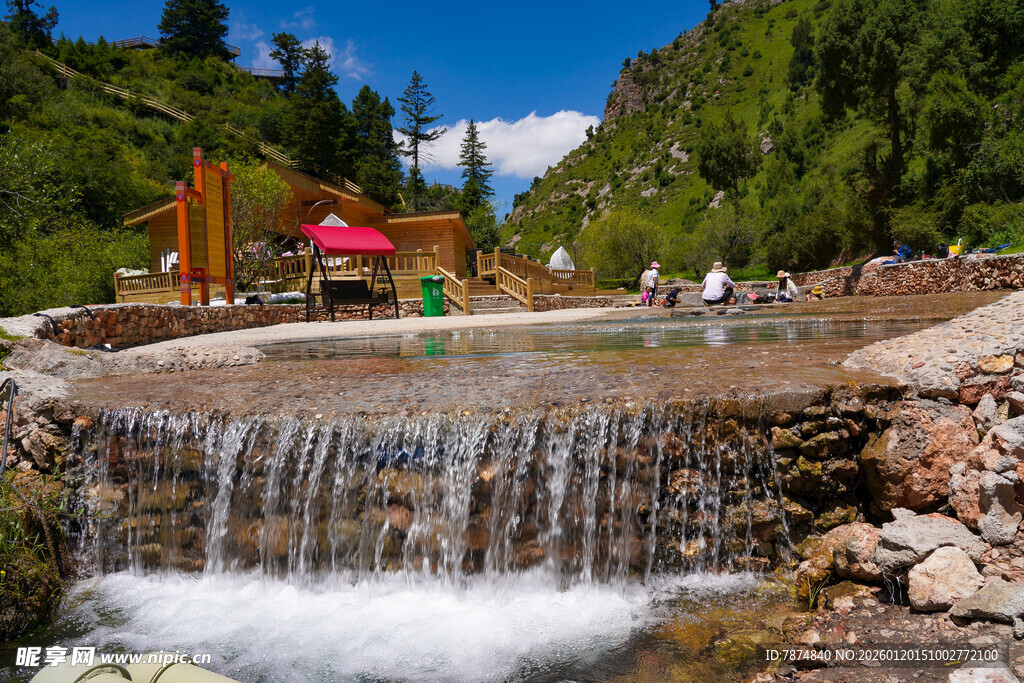 山间溪流旁的休闲游玩地