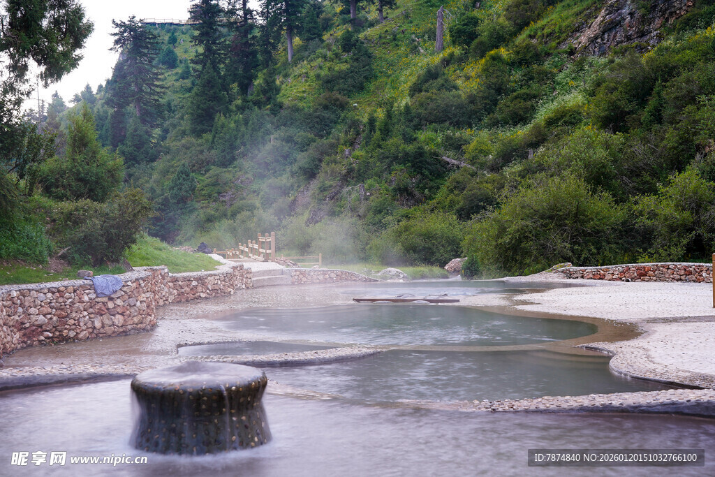山间温泉 水汽氤氲之景