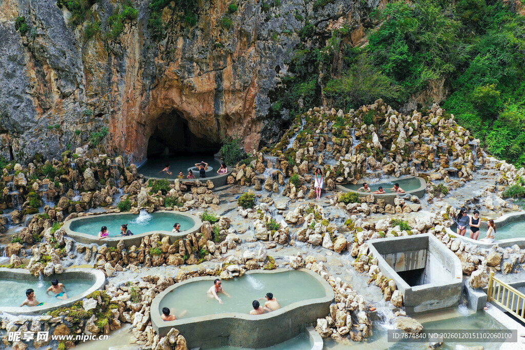 壮观天然溶洞温泉景观