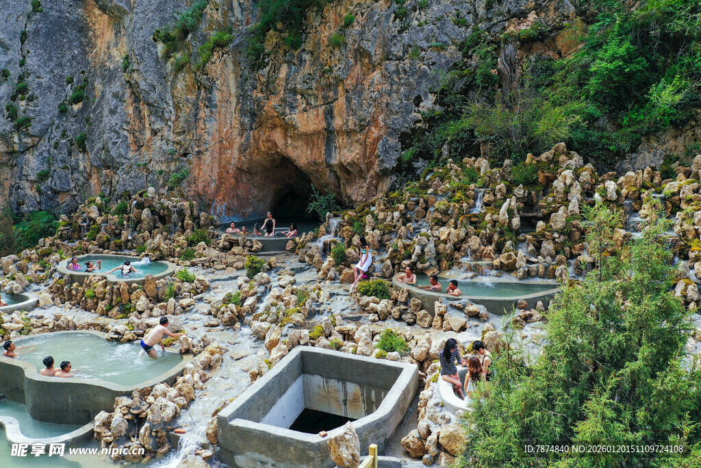 山间洞穴旁的别致泳池景观