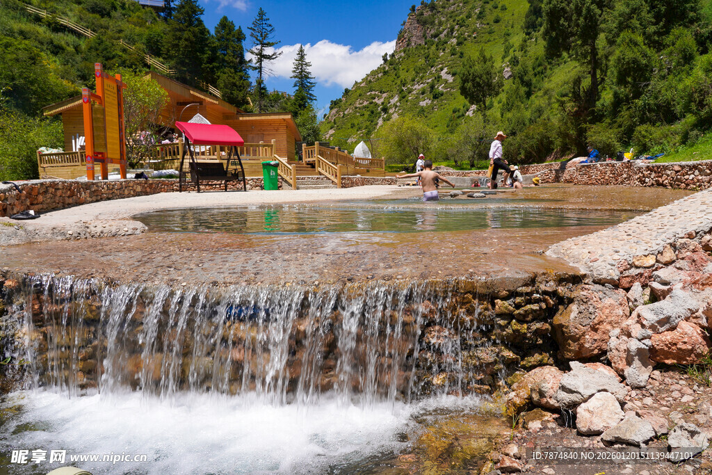 山间溪流旁的休闲好去处