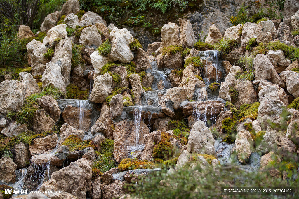 山间石上潺潺流水景观
