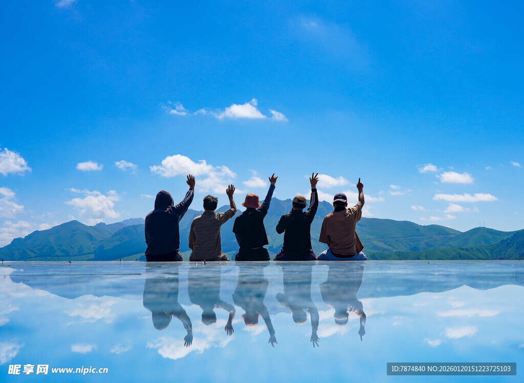 团队在美景前欢呼庆祝