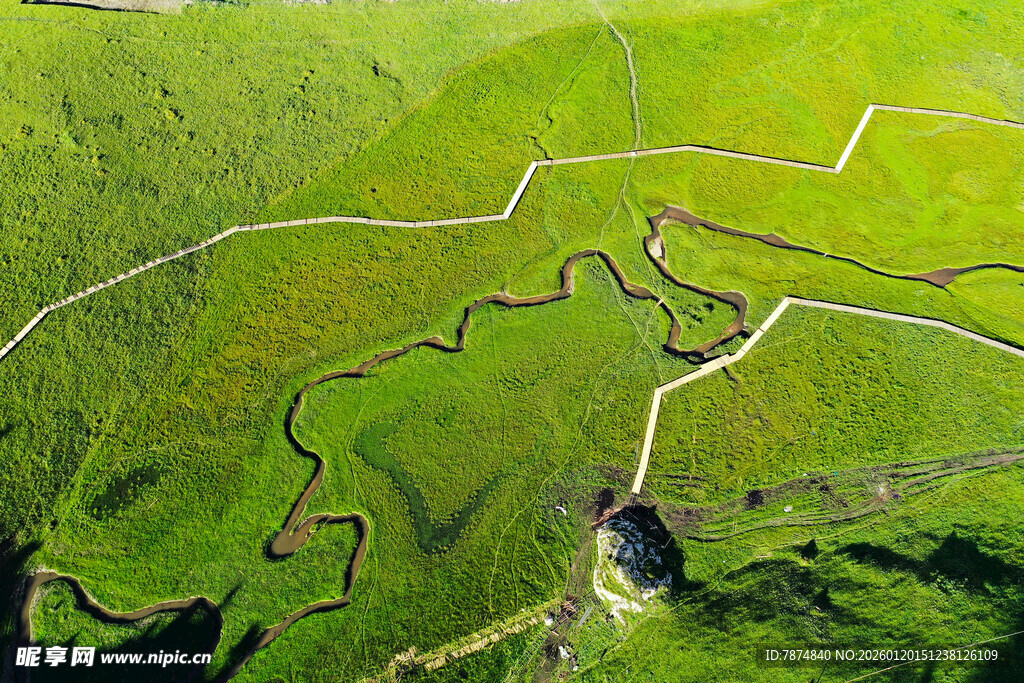 航拍山间蜿蜒公路美景