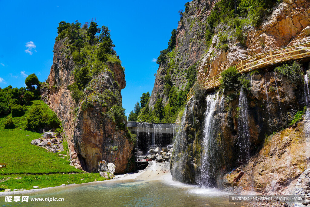 山间飞瀑与奇特岩石景观