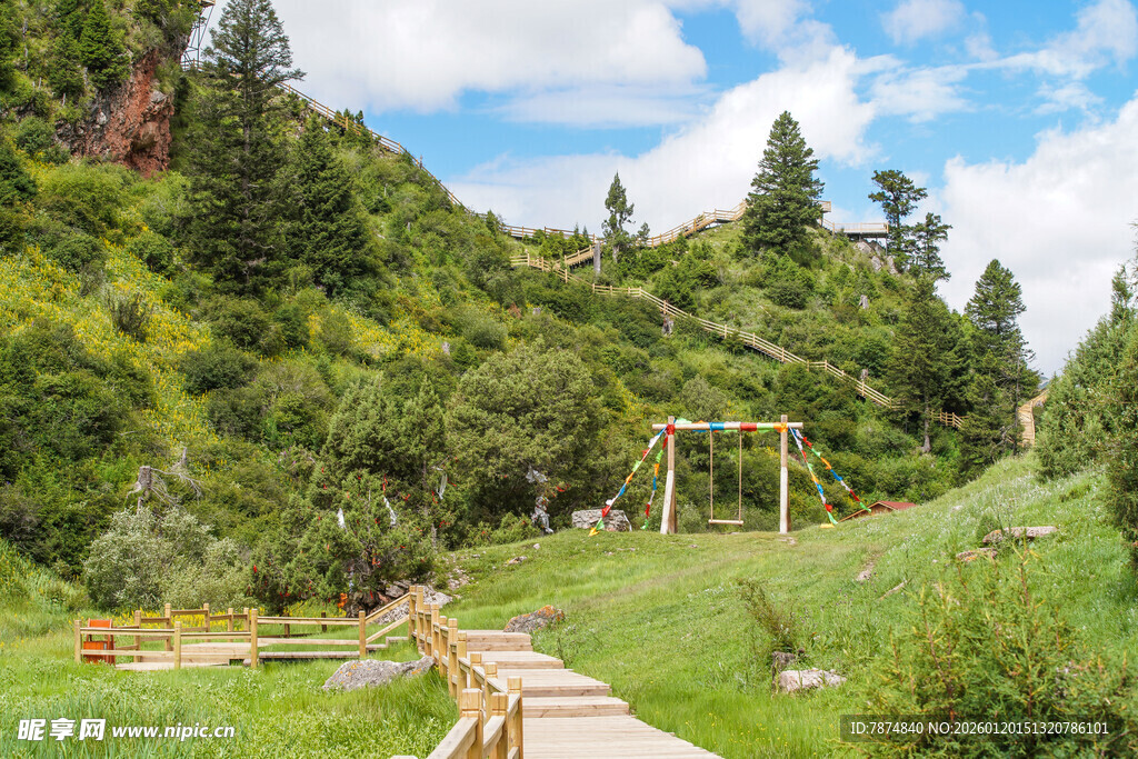 山间绿野中的休闲步道