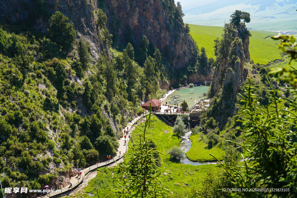 山间翠绿河谷美景