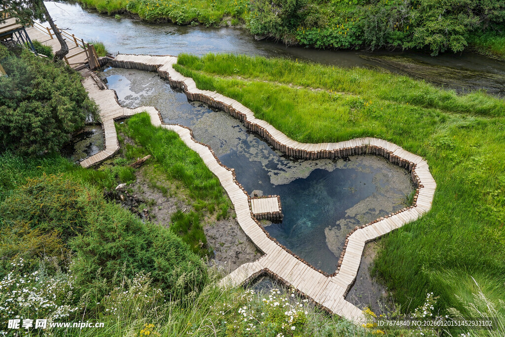 蜿蜒河畔的自然景观步道