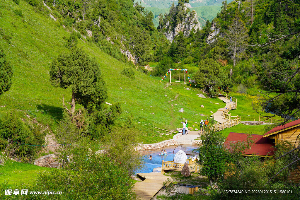 山间翠绿美景中的休闲之地