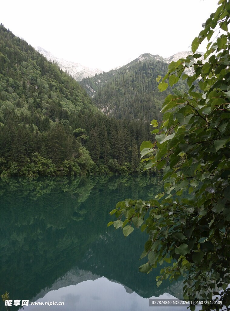 青山环抱的静谧幽蓝湖泊