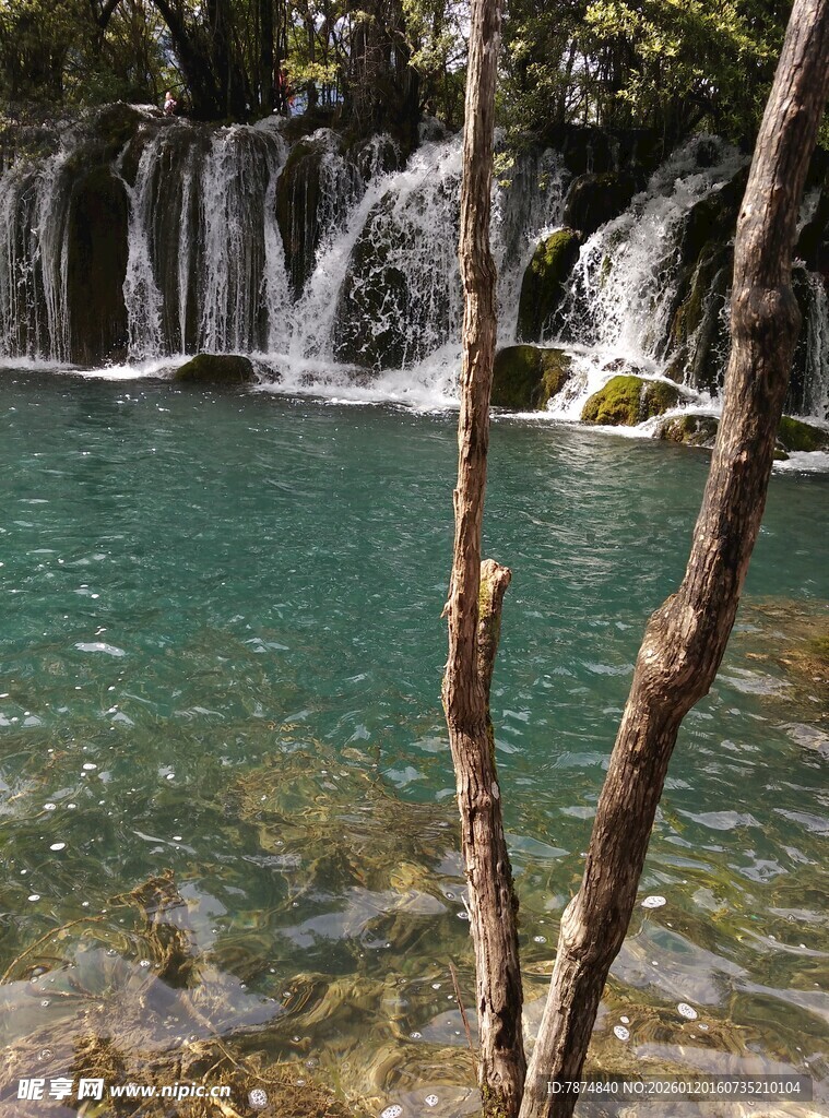山间清澈瀑布下的幽美水潭