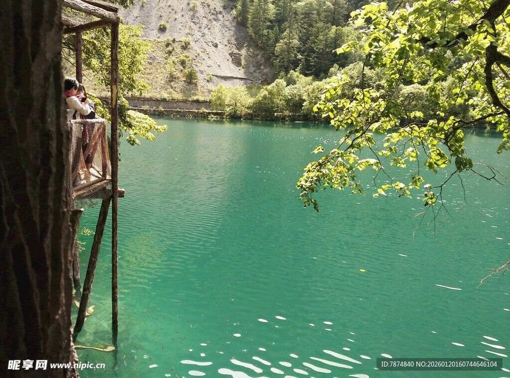 山间碧湖旁的木质观景台