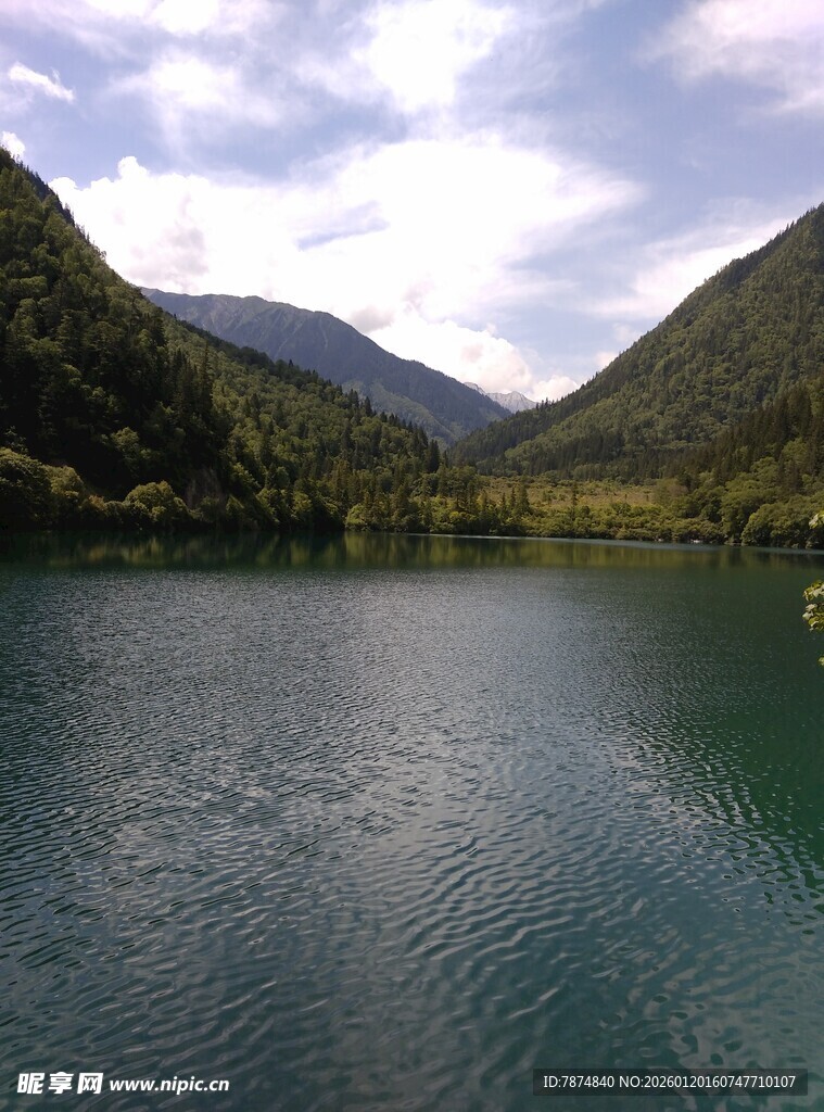 青山环绕的静谧湖泊