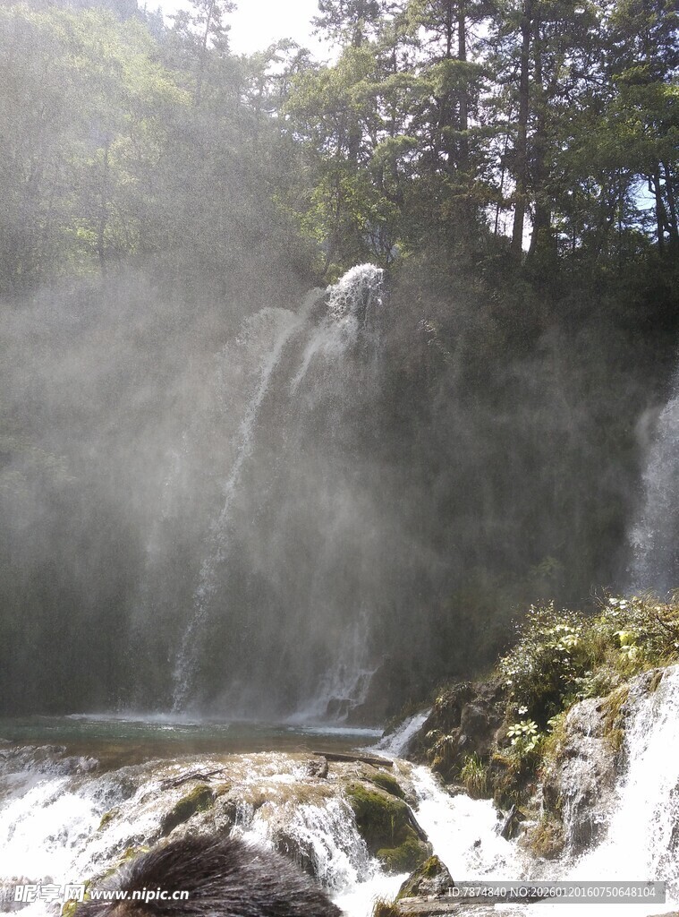 山林间的瀑布水雾景观