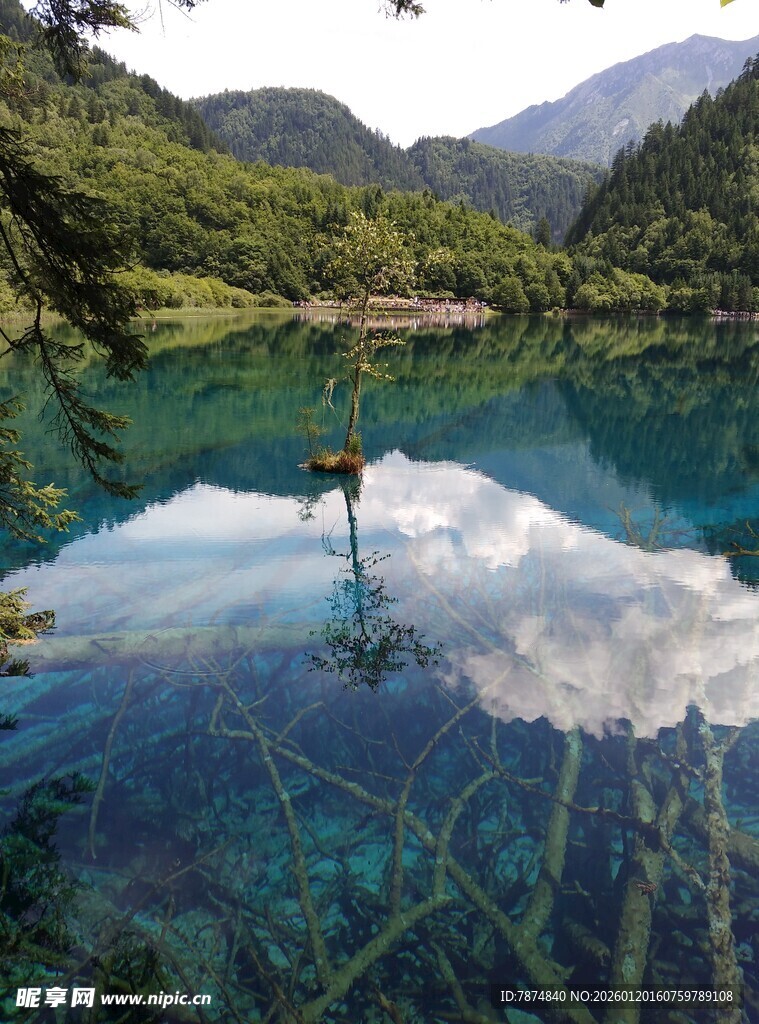 梦幻蓝湖 山林倒影之美