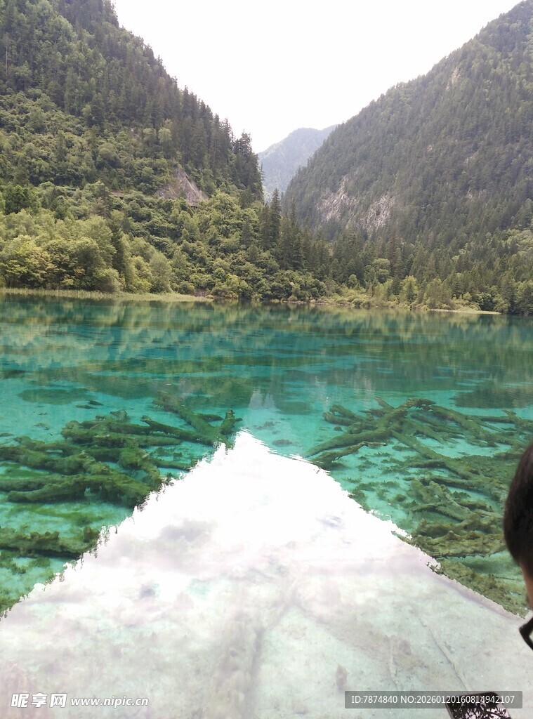 泛舟赏幽蓝澄澈山间湖