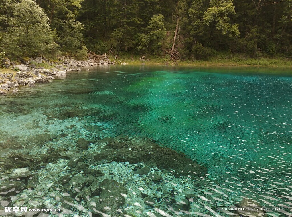 清澈碧绿的山间幽美湖泊