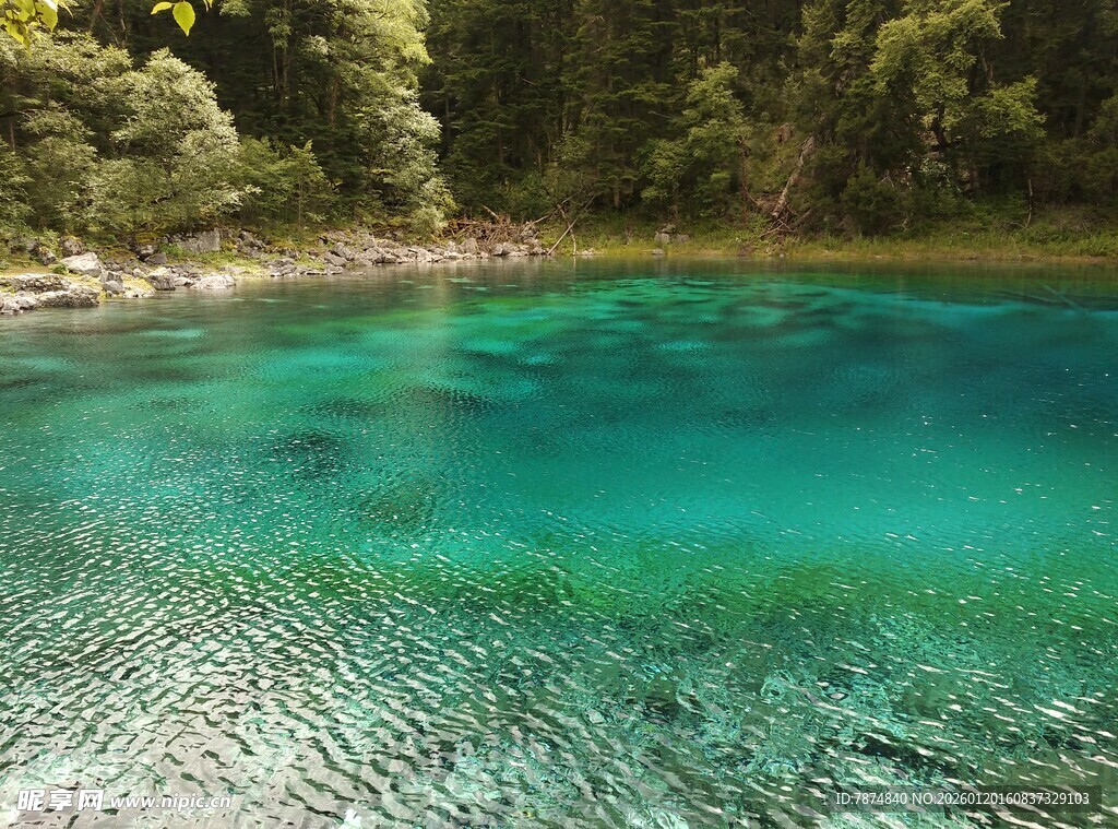 清澈碧绿的自然幽美湖泊
