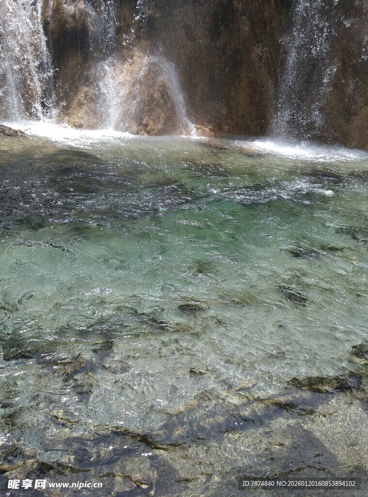 清澈见底的山间溪流