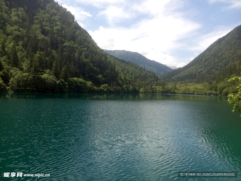 青山环抱的碧绿湖泊