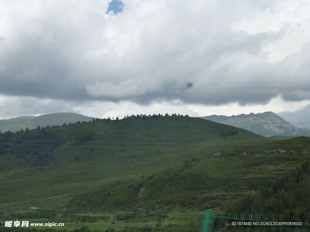 山间云雾缭绕的绿色景致