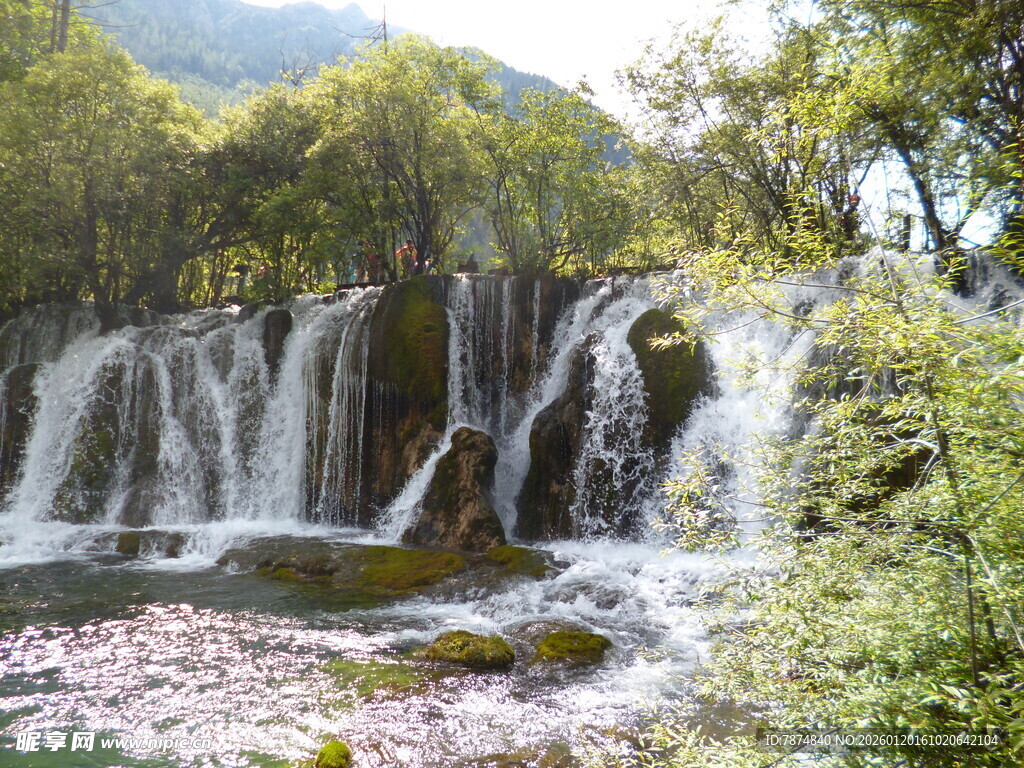 山间秀丽瀑布景观
