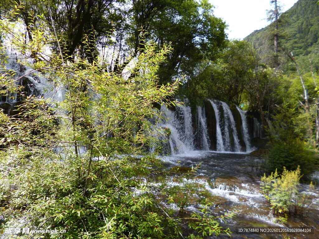 山林间的秀丽瀑布景观