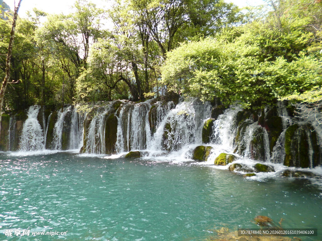 秀丽山间瀑布下的清潭