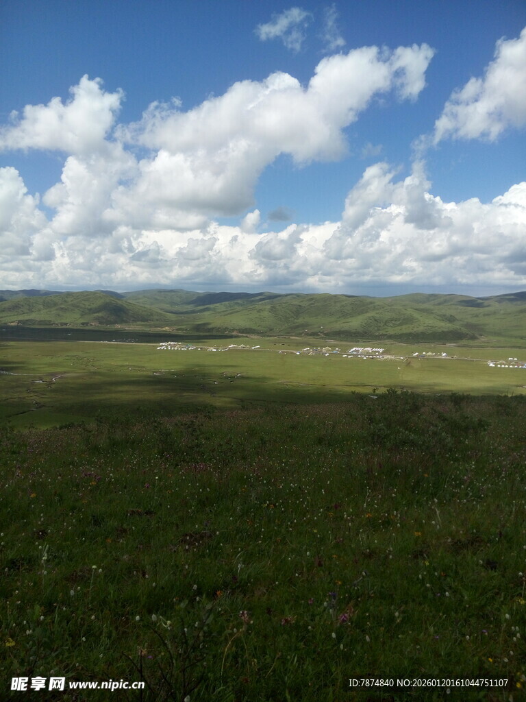 广袤草原蓝天白云美景